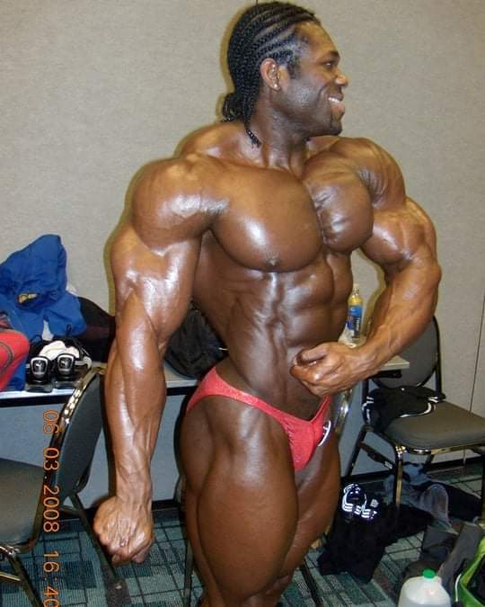 Lionel Beyeke sul palco dell'arnold classic amateur ohio nel 2009 posa in rilassata laterale