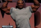 ronnie coleman posa durante al conferenza stampa del mister olympia 2004 dove ha raggiunto 300 libbre di muscoli