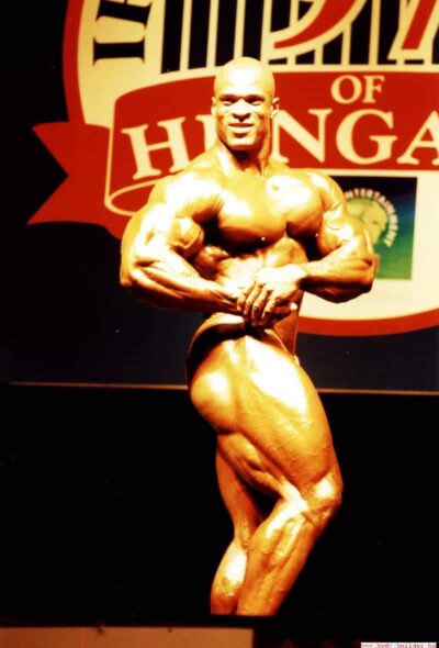 ronnie coleman sul palco del Grand Prix Hungary del 1997 posa di side chest