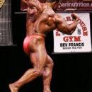posa di schiena per addome e gambe per Bob Cicherillo sul palco del 2006 master championships