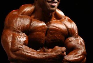 dennis james esegue la posa di most muscular sul palco dell'austrian grand prix 2006