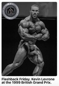 la tipica posa di side chest di kevin levrone pro ifbb