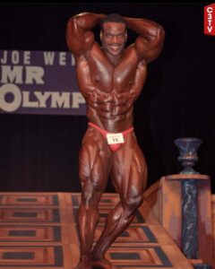 chris cormier al mister olympia 1998 posa di addome e gambe