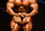 dennis wolf sul palco del mister olympia 2007 posa di most muscular