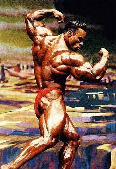 kevin levrone esegue una posa a 3/4