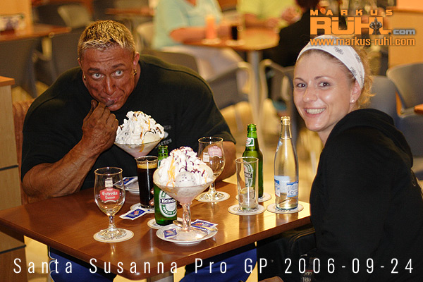markus ruhl festeggia il suo secondo posto mangiando il gelato insieme a sua moglie simone ruhl ad una settimana dal mister olympia 2006