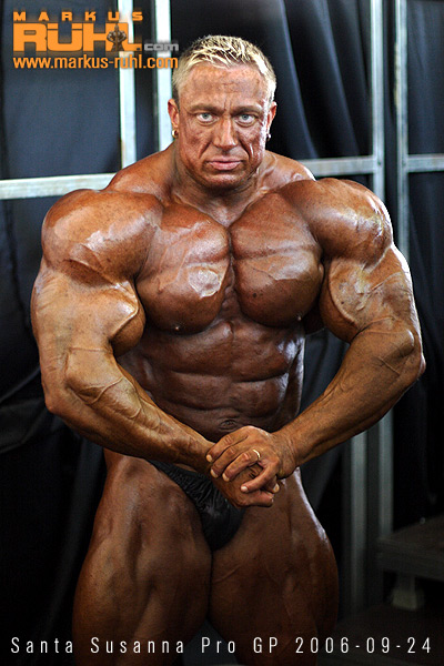 markus ruhl posa di most muscular nel backstage nel santa susanna pro ifbb 2006