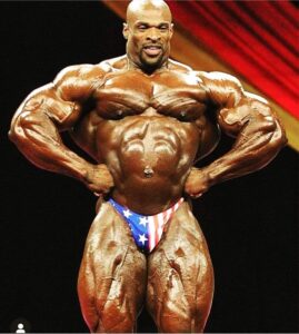 un giovanissimo ronnie coleman allena i bicipiti