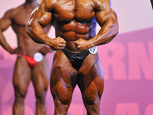 Ahmad Ashkanani posa del più muscoloso sul palco della categoria men's bodybuilding fino a 85 kg all’Arnold Classic Europe Amateur 2013