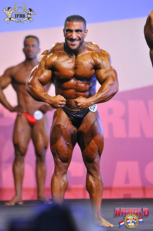 Ahmad Ashkanani posa del più muscoloso sul palco della categoria men's bodybuilding fino a 85 kg all’Arnold Classic Europe Amateur 2013