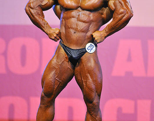 Ahmad Ashkanani posa di apertura dorsali sul palco della categoria men's bodybuilding fino a 85 kg all’Arnold Classic Europe Amateur 2013