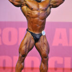 Ahmad Ashkanani posa di doppi bicipiti sul palco della categoria men's bodybuilding fino a 85 kg all’Arnold Classic Europe Amateur 2013
