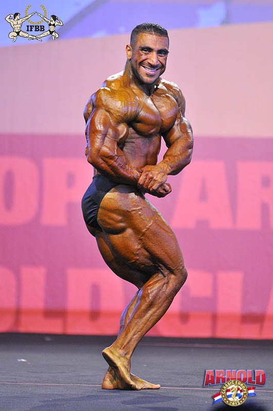 Ahmad Ashkanani posa di side chest sul palco della categoria men's bodybuilding fino a 85 kg all’Arnold Classic Europe Amateur 2013