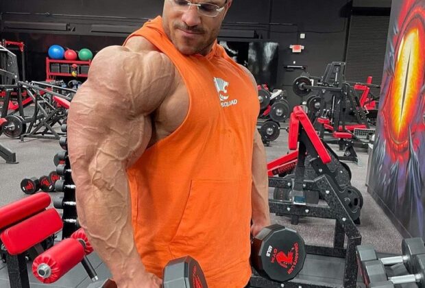 hassan mostafa allena le spalle con le alzate laterali