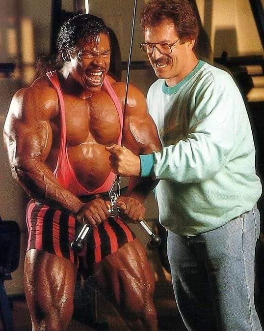 aaron baker si fa allenare da mike mentzer