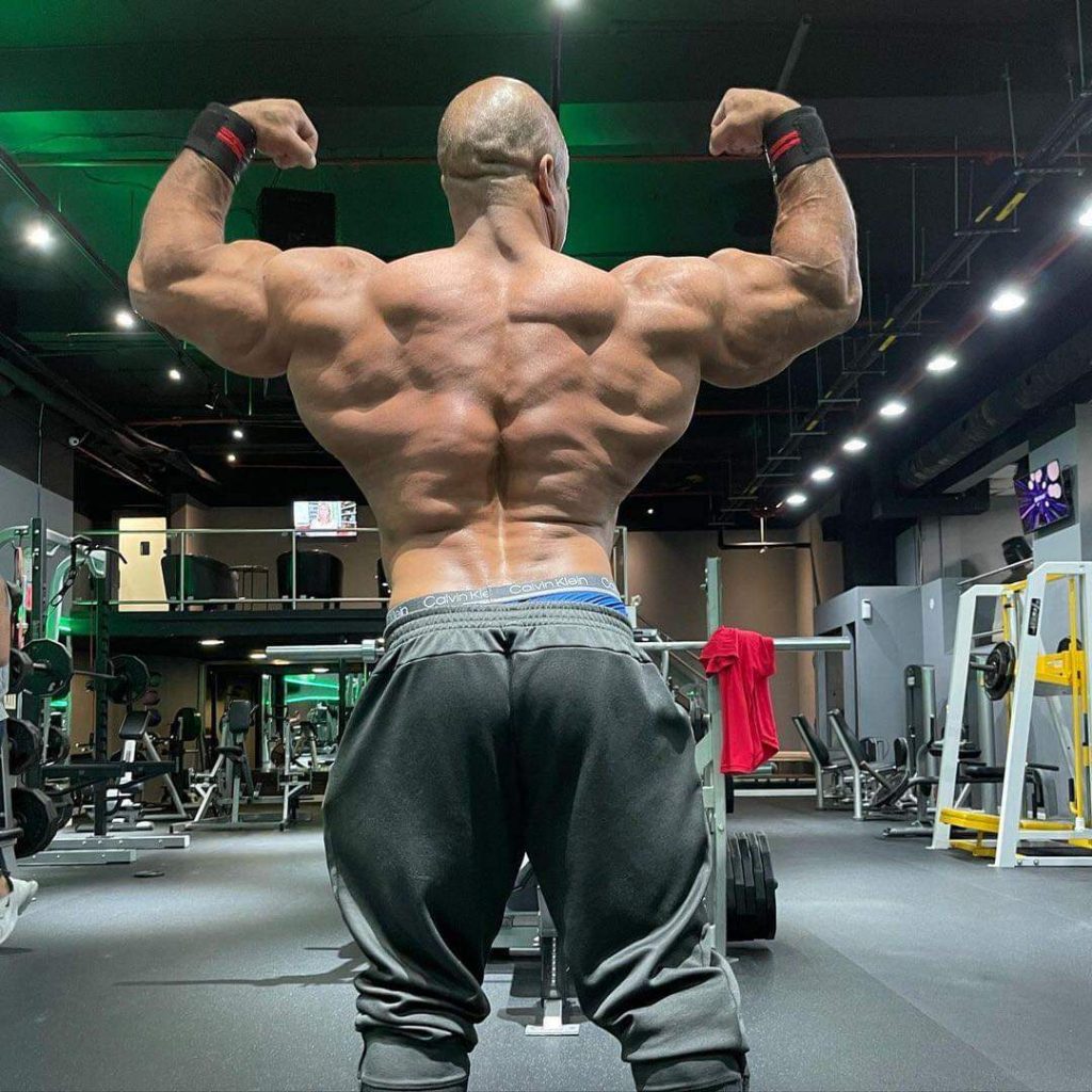 posa di doppi bicipiti di schiena per Victor Martinez in Palestra giugno 2021