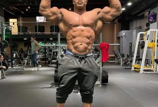 posa di doppi bicipiti per Victor Martinez in Palestra giugno 2021