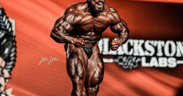 roelly winklaar sul palco del chicago pro ifbb 2021 posa di most muscular