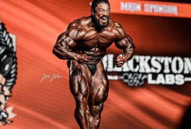 roelly winklaar sul palco del chicago pro ifbb 2021 posa di most muscular