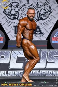 JORDAN HUTCHINSON vince assoluto bodybuilding ai campionati NPC USA 2021