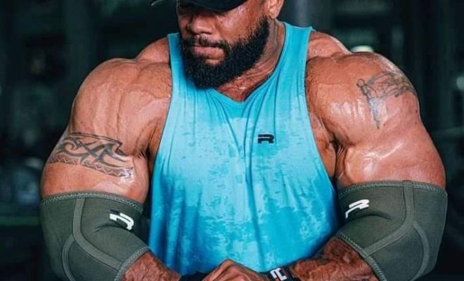 sergio oliva jr posa di most muscular in palestra agosto 2021