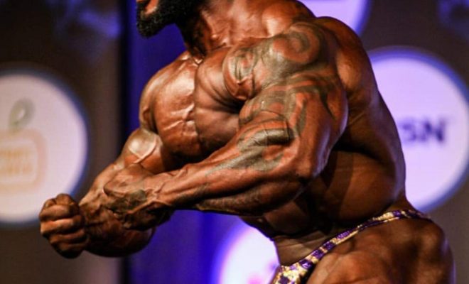 la posa di most muscular per William bonac in preparazione per l'arnold classic ohio 2021