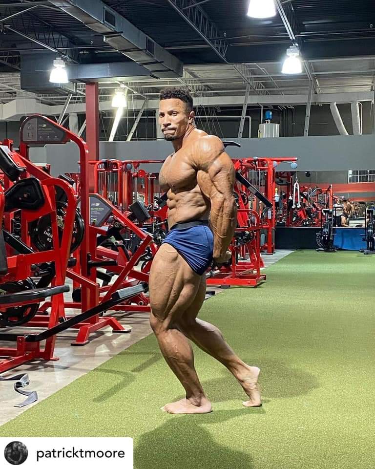 patrick moore nella posa di tricipiti di lato road to 2021 mister olympia