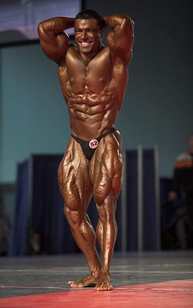 eduardo correa sul palco dell'Arnold Classic Amateur Ohio 2008 posa di addome e gambe