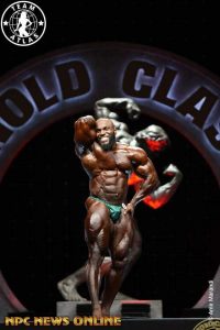 posa di addome e gambe di akim williams sul palco dell'Arnold Classic Ohio 2021