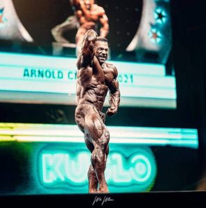 steve kuclo sul palco dell'arnold classic ohio 2021 posa di addome e gambe