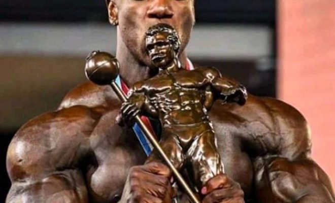 shawn rhoden e il sandow sul palco del mister olympia 2018