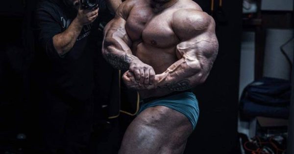 nick walker posa di side chest offseason dicembre 2021 road to 2022 mister olympia
