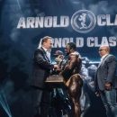 brandon curry vince l'arnold classic ohio 2022 e parla con Arnold
