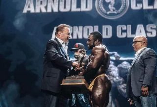 brandon curry vince l'arnold classic ohio 2022 e parla con Arnold