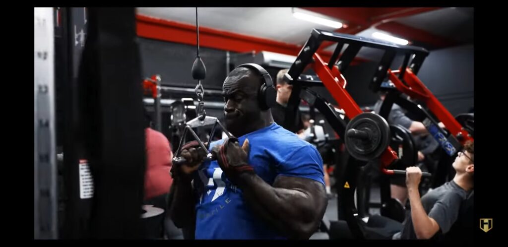 samson dauda esegue il lat machine con presa a v road to 2022 mister olympia