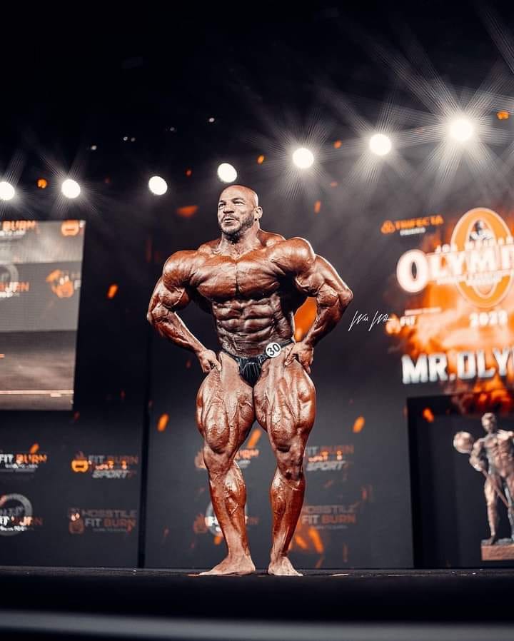 BIG RAMI SUL PALCO DURANTE IL PREGARA DEL MISTER OLYMPIA 2022 POSA DI MOST MUSCULAR