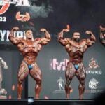 UN CONFRONTO TRA DEREK LUNSFORD E HADI CHOOPAN DURANTE IL PREGARA DEL MISTER OLYMPIA 2022