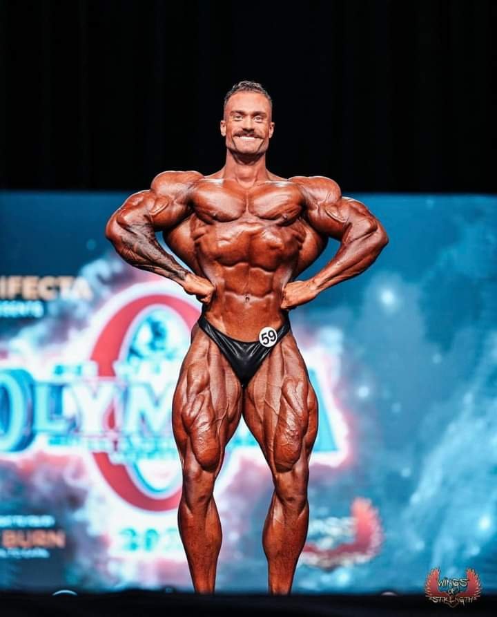 chris bumstead vince il mister olympia 2022 nella categoria men's classic physique