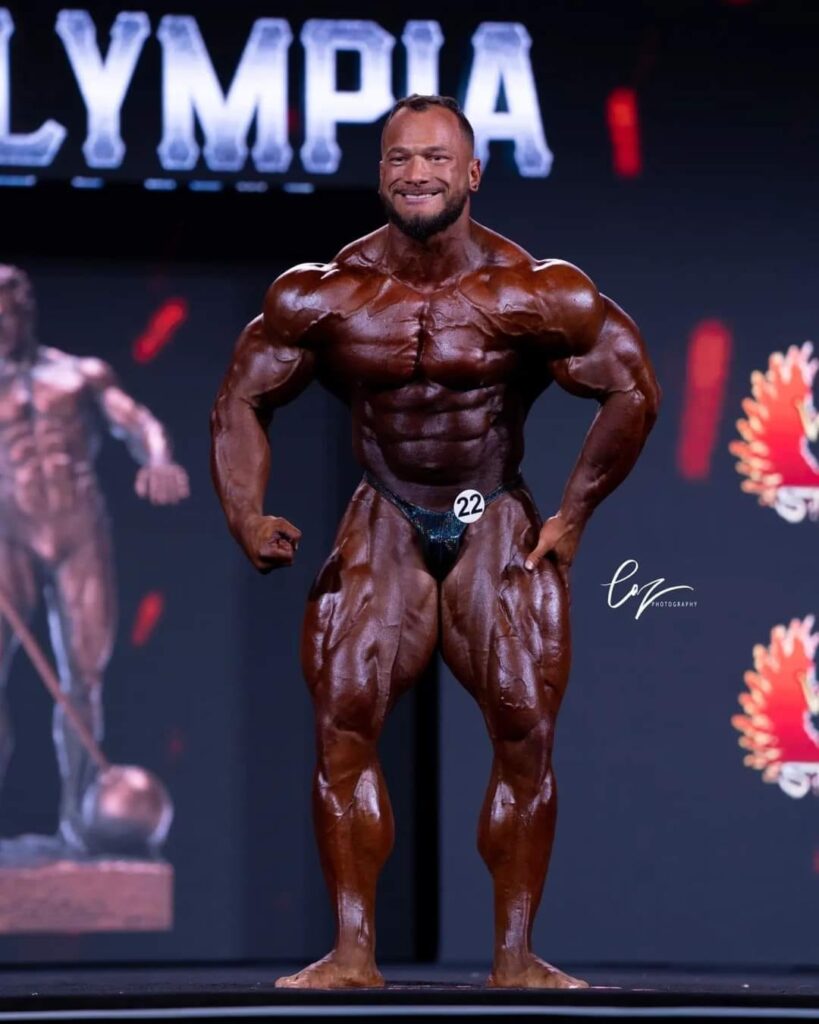 hunter labrada sul palco del mister olympia 2022 durante il pregara posa di most muscular