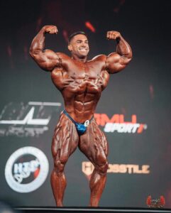 posa di doppi bicipiti frontali di derek lunsford durante il pregara del mister olympia 2022