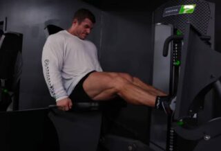 brett wilkin allena le gambe con la leg press orizzontale