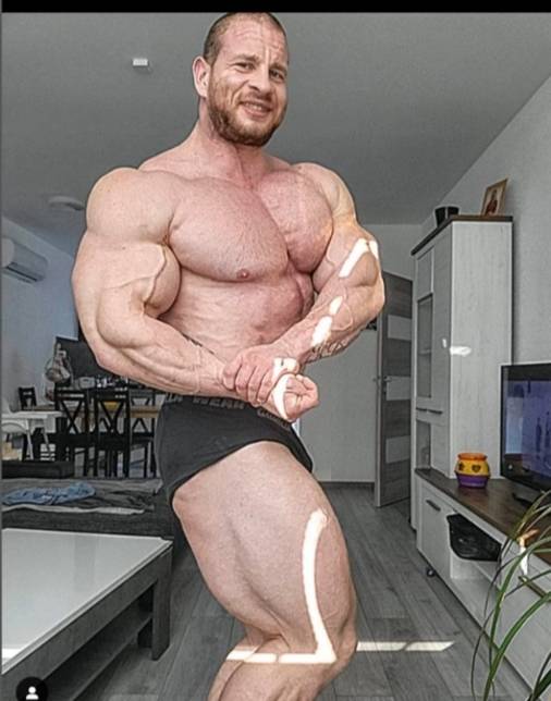 MICHAL KRIZANEK POSA DI SIDE CHEST FEBBRAIO 2023