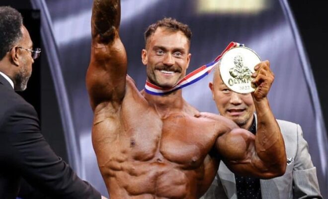 chris bumstead vince il mister olympia 2023 nella categoria men's classic physique per la quinta volta