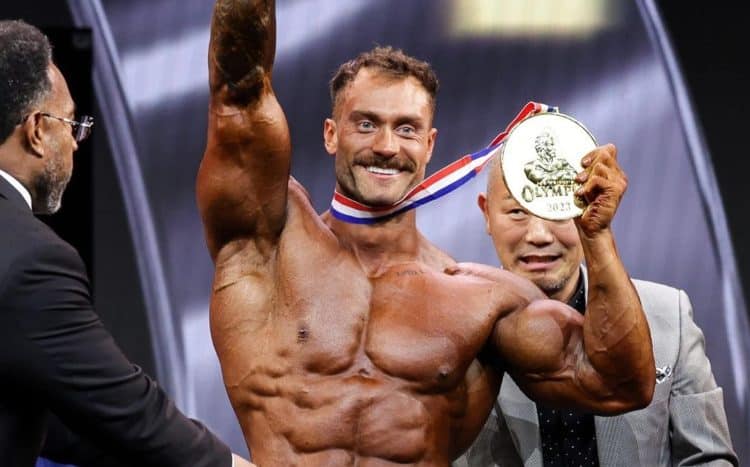 chris bumstead vince il mister olympia 2023 nella categoria men's classic physique per la quinta volta