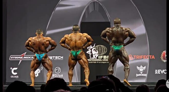 posa di apertura dorsali di schiena derek lunsford vs hadi choopan vs samson dauda mister olympia 2023