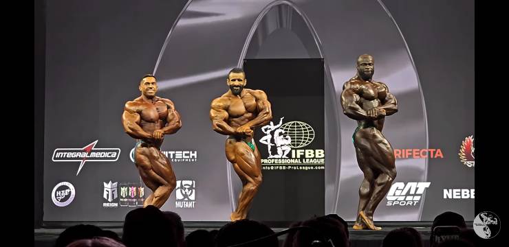 posa di side chest derek lunsford vs hadi choopan vs samson dauda mister olympia 2023